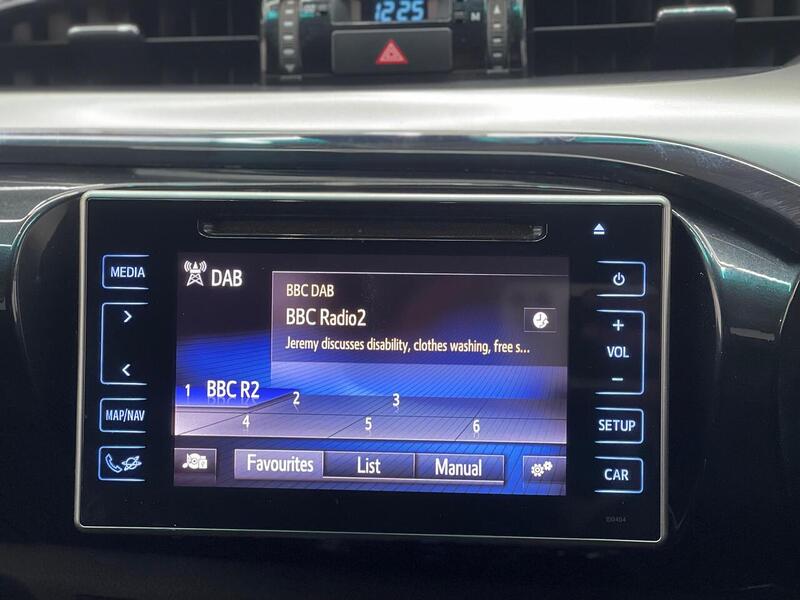 Toyota Hilux 2.4 D-4D Invincible 4WD Euro 6 (s/s) 4dr (TSS) - U183