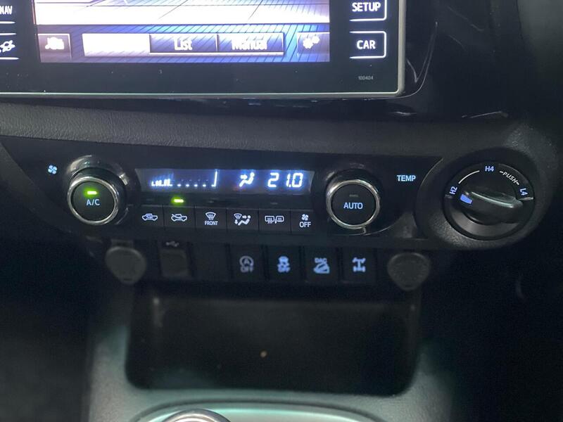 Toyota Hilux 2.4 D-4D Invincible 4WD Euro 6 (s/s) 4dr (TSS) - U183