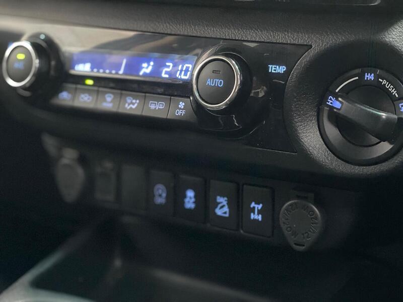 Toyota Hilux 2.4 D-4D Invincible 4WD Euro 6 (s/s) 4dr (TSS) - U183