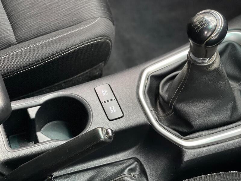 Toyota Hilux 2.4 D-4D Invincible 4WD Euro 6 (s/s) 4dr (TSS) - U183