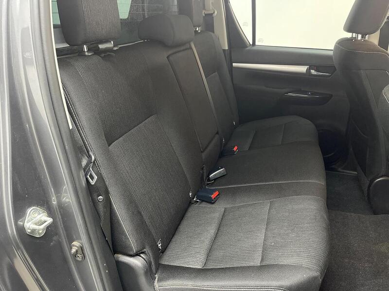 Toyota Hilux 2.4 D-4D Invincible 4WD Euro 6 (s/s) 4dr (TSS) - U183