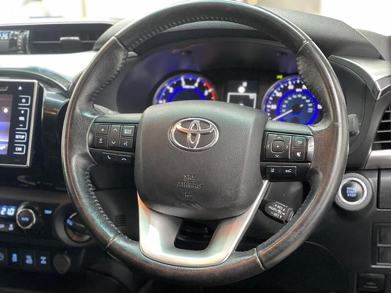 Toyota Hilux 2.4 D-4D Invincible 4WD Euro 6 (s/s) 4dr (TSS) - U183