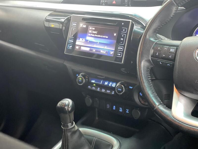 Toyota Hilux 2.4 D-4D Invincible 4WD Euro 6 (s/s) 4dr (TSS) - U183