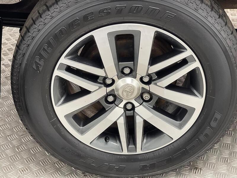 Toyota Hilux 2.4 D-4D Invincible 4WD Euro 6 (s/s) 4dr (TSS) - U183