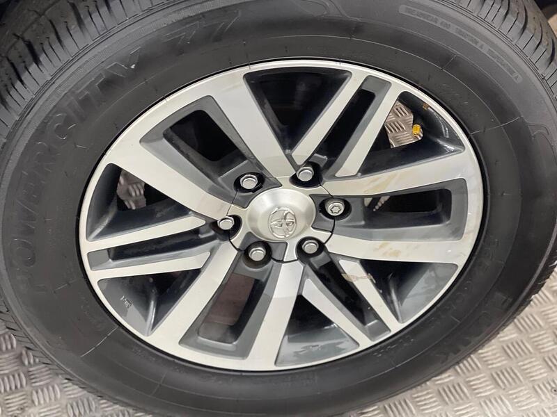 Toyota Hilux 2.4 D-4D Invincible 4WD Euro 6 (s/s) 4dr (TSS) - U183