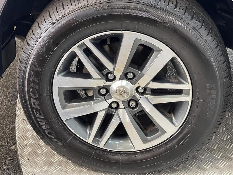 Toyota Hilux 2.4 D-4D Invincible 4WD Euro 6 (s/s) 4dr (TSS) - U183