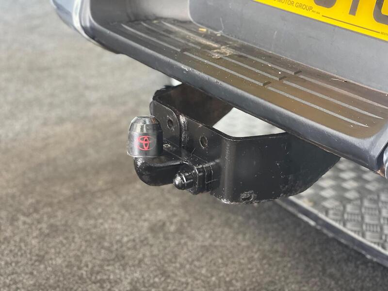 Toyota Hilux 2.4 D-4D Invincible 4WD Euro 6 (s/s) 4dr (TSS, 3.5t) - U186