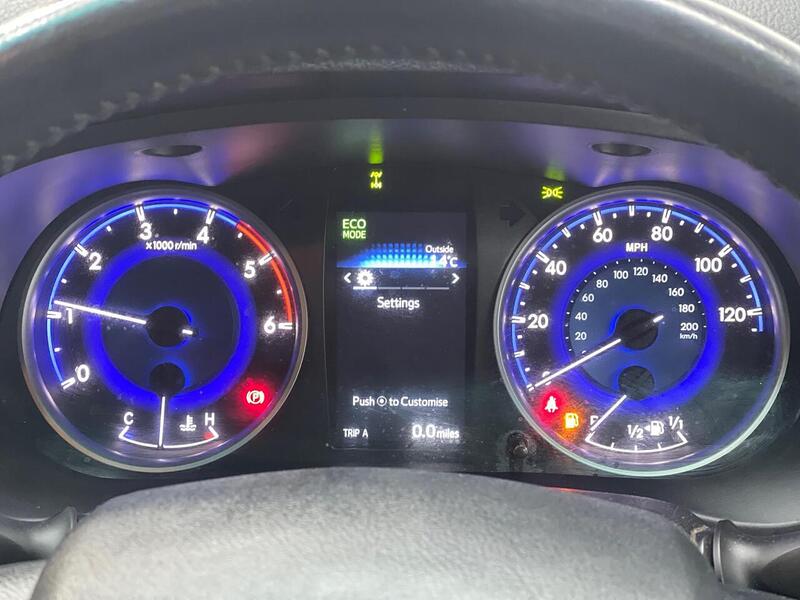 Toyota Hilux 2.4 D-4D Invincible 4WD Euro 6 (s/s) 4dr (TSS, 3.5t) - U186