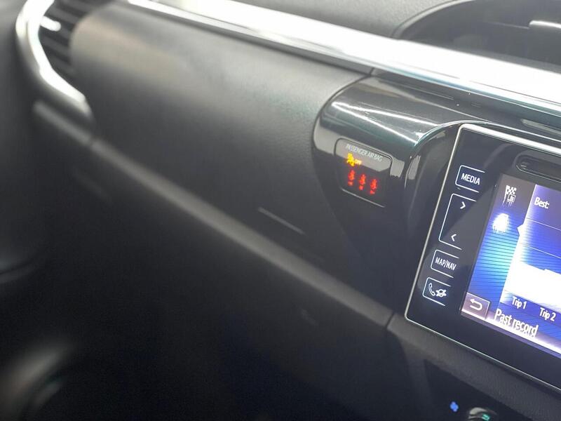 Toyota Hilux 2.4 D-4D Invincible 4WD Euro 6 (s/s) 4dr (TSS, 3.5t) - U186