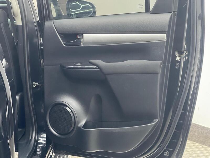 Toyota Hilux 2.4 D-4D Invincible 4WD Euro 6 (s/s) 4dr (TSS, 3.5t) - U186