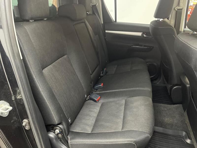 Toyota Hilux 2.4 D-4D Invincible 4WD Euro 6 (s/s) 4dr (TSS, 3.5t) - U186