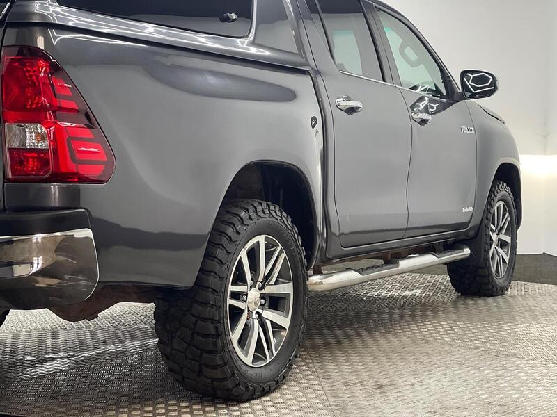 Toyota Hilux 2.4 D-4D Invincible 4WD Euro 6 4dr (TSS) - U188