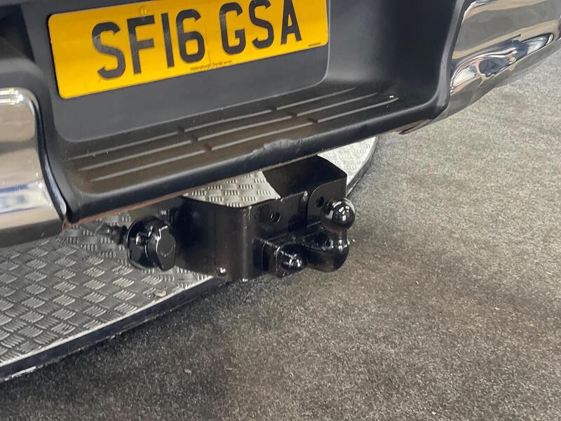 Toyota Hilux 2.4 D-4D Invincible 4WD Euro 6 4dr (TSS) - U188