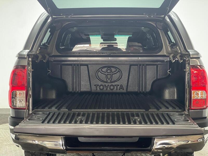 Toyota Hilux 2.4 D-4D Invincible 4WD Euro 6 4dr (TSS) - U188