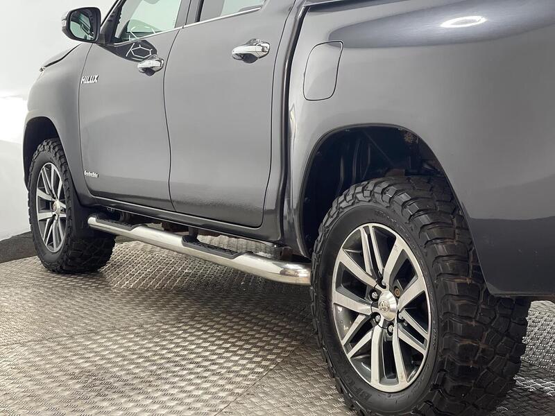 Toyota Hilux 2.4 D-4D Invincible 4WD Euro 6 4dr (TSS) - U188