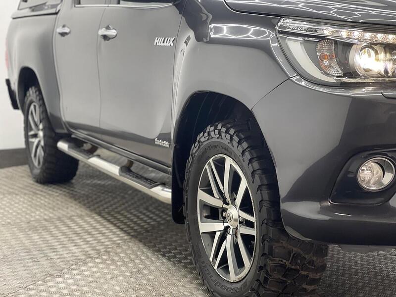 Toyota Hilux 2.4 D-4D Invincible 4WD Euro 6 4dr (TSS) - U188