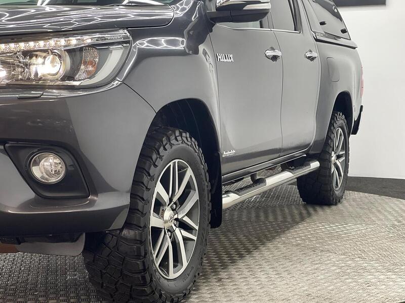 Toyota Hilux 2.4 D-4D Invincible 4WD Euro 6 4dr (TSS) - U188