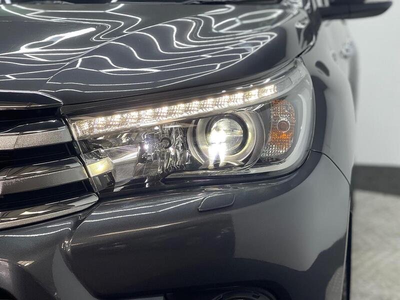 Toyota Hilux 2.4 D-4D Invincible 4WD Euro 6 4dr (TSS) - U188