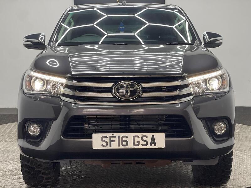 Toyota Hilux 2.4 D-4D Invincible 4WD Euro 6 4dr (TSS) - U188
