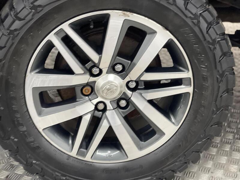 Toyota Hilux 2.4 D-4D Invincible 4WD Euro 6 4dr (TSS) - U188