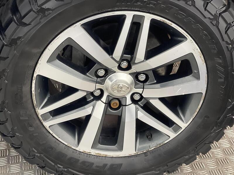 Toyota Hilux 2.4 D-4D Invincible 4WD Euro 6 4dr (TSS) - U188