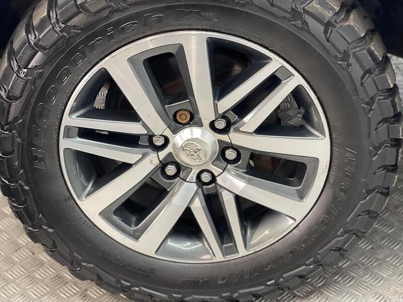 Toyota Hilux 2.4 D-4D Invincible 4WD Euro 6 4dr (TSS) - U188