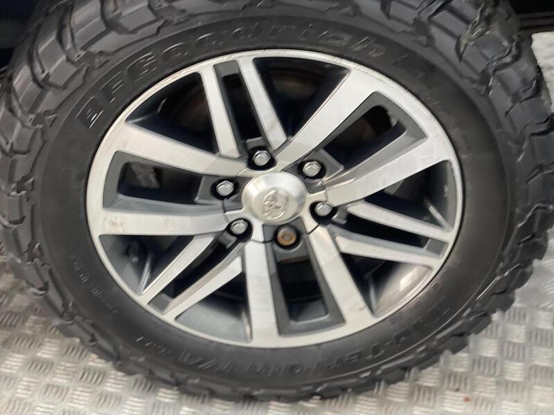 Toyota Hilux 2.4 D-4D Invincible 4WD Euro 6 4dr (TSS) - U188