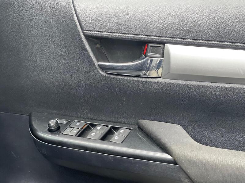 Toyota Hilux 2.4 D-4D Invincible 4WD Euro 6 4dr (TSS) - U188