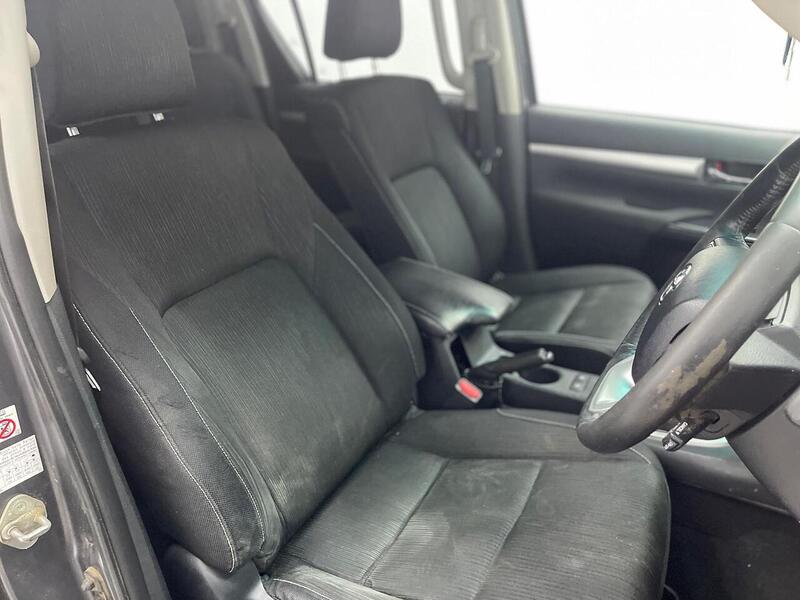 Toyota Hilux 2.4 D-4D Invincible 4WD Euro 6 4dr (TSS) - U188