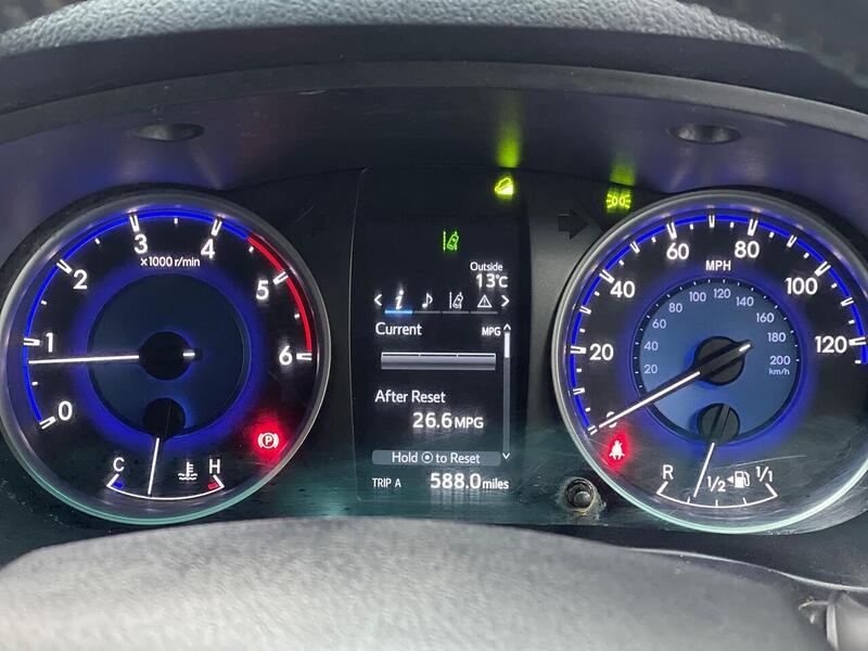 Toyota Hilux 2.4 D-4D Invincible 4WD Euro 6 4dr (TSS) - U188