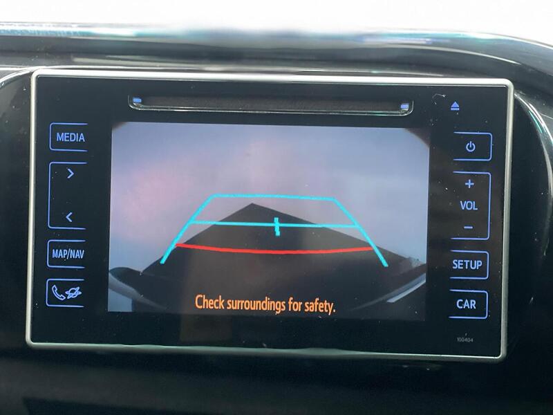 Toyota Hilux 2.4 D-4D Invincible 4WD Euro 6 4dr (TSS) - U188