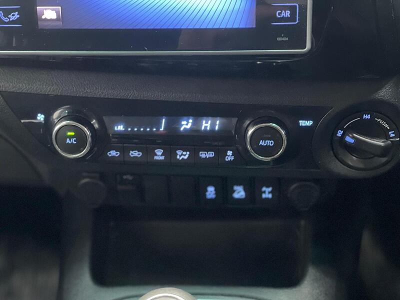 Toyota Hilux 2.4 D-4D Invincible 4WD Euro 6 4dr (TSS) - U188