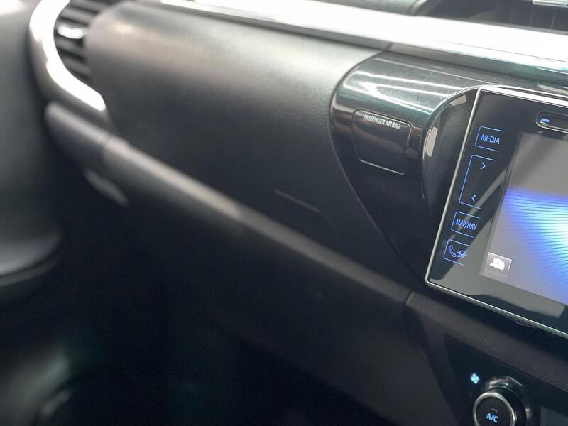 Toyota Hilux 2.4 D-4D Invincible 4WD Euro 6 4dr (TSS) - U188