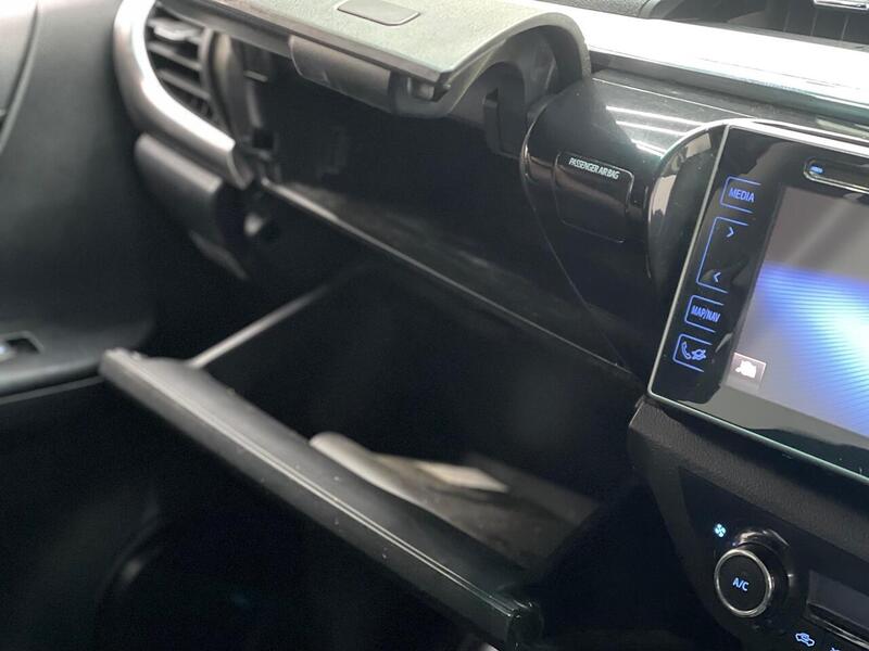 Toyota Hilux 2.4 D-4D Invincible 4WD Euro 6 4dr (TSS) - U188