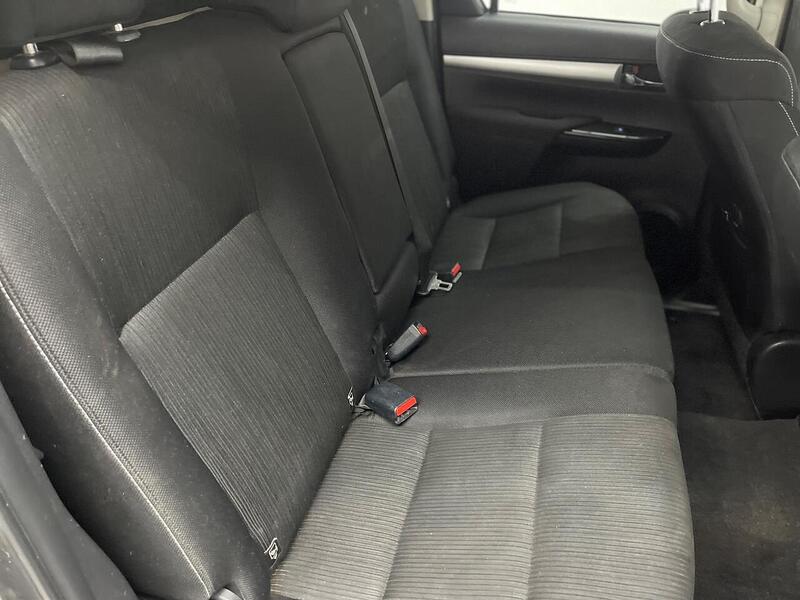 Toyota Hilux 2.4 D-4D Invincible 4WD Euro 6 4dr (TSS) - U188