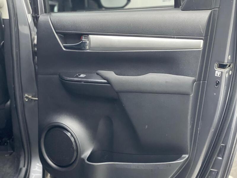 Toyota Hilux 2.4 D-4D Invincible 4WD Euro 6 4dr (TSS) - U188