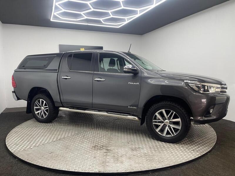 Toyota Hilux 2.4 D-4D Invincible 4WD Euro 6 4dr (TSS, 3.5t) - U251