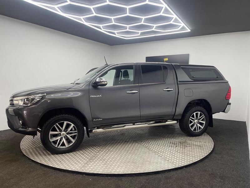 Toyota Hilux 2.4 D-4D Invincible 4WD Euro 6 4dr (TSS, 3.5t) - U251