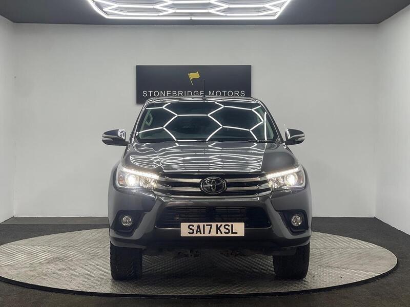 Toyota Hilux 2.4 D-4D Invincible 4WD Euro 6 4dr (TSS, 3.5t) - U251