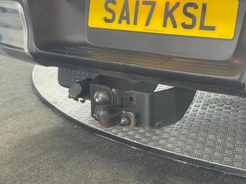 Toyota Hilux 2.4 D-4D Invincible 4WD Euro 6 4dr (TSS, 3.5t) - U251