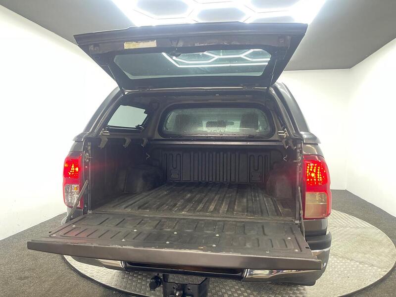 Toyota Hilux 2.4 D-4D Invincible 4WD Euro 6 4dr (TSS, 3.5t) - U251