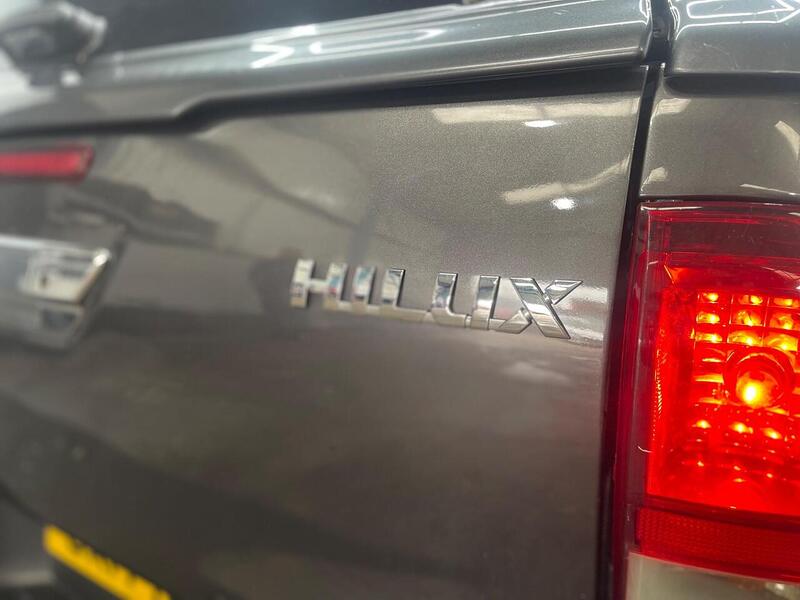 Toyota Hilux 2.4 D-4D Invincible 4WD Euro 6 4dr (TSS, 3.5t) - U251