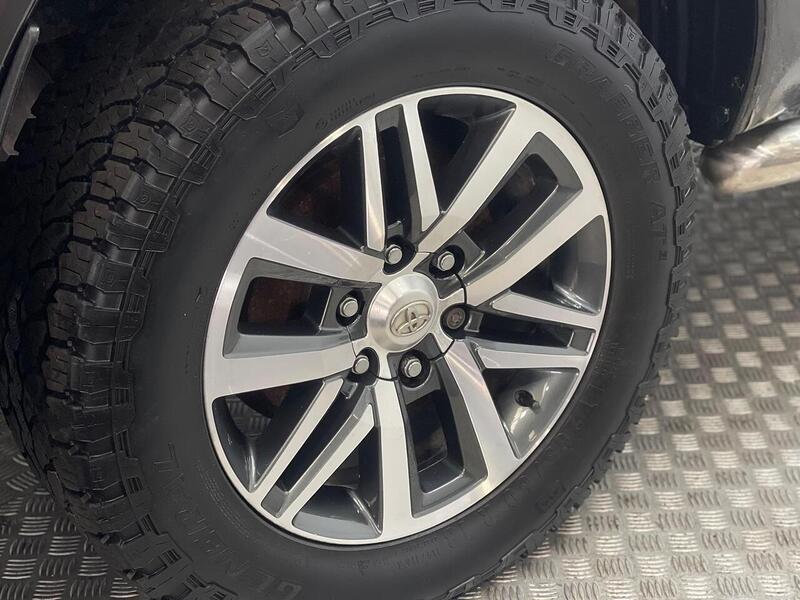 Toyota Hilux 2.4 D-4D Invincible 4WD Euro 6 4dr (TSS, 3.5t) - U251