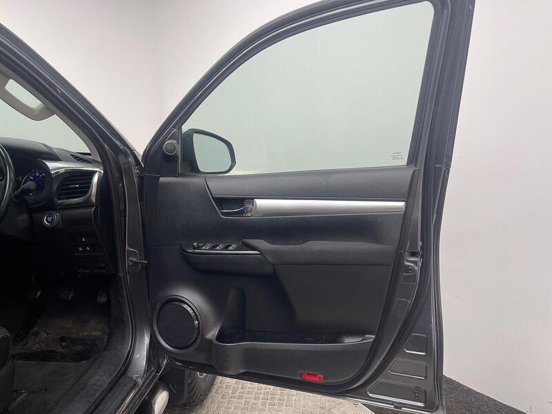 Toyota Hilux 2.4 D-4D Invincible 4WD Euro 6 4dr (TSS, 3.5t) - U251
