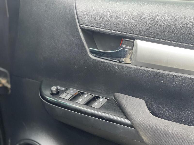 Toyota Hilux 2.4 D-4D Invincible 4WD Euro 6 4dr (TSS, 3.5t) - U251