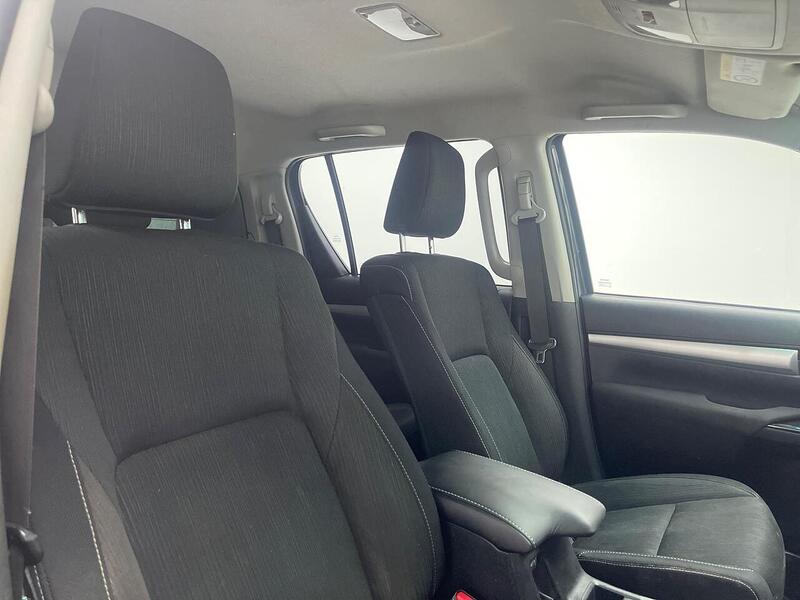 Toyota Hilux 2.4 D-4D Invincible 4WD Euro 6 4dr (TSS, 3.5t) - U251