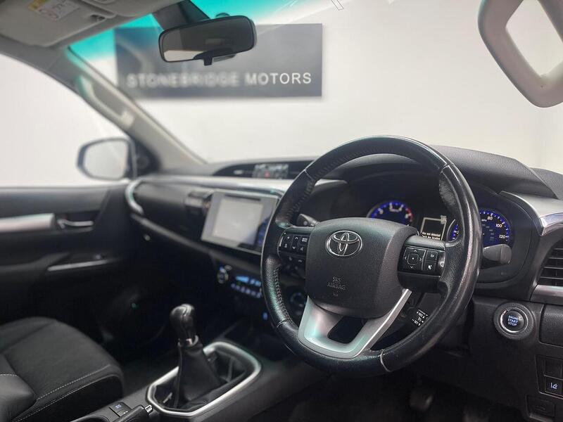 Toyota Hilux 2.4 D-4D Invincible 4WD Euro 6 4dr (TSS, 3.5t) - U251