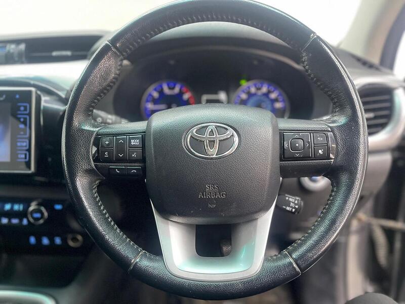 Toyota Hilux 2.4 D-4D Invincible 4WD Euro 6 4dr (TSS, 3.5t) - U251