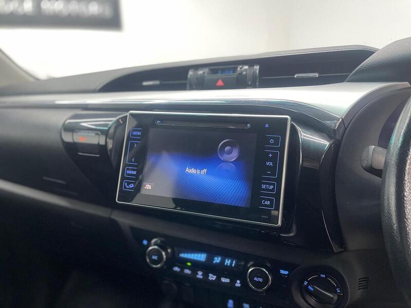 Toyota Hilux 2.4 D-4D Invincible 4WD Euro 6 4dr (TSS, 3.5t) - U251