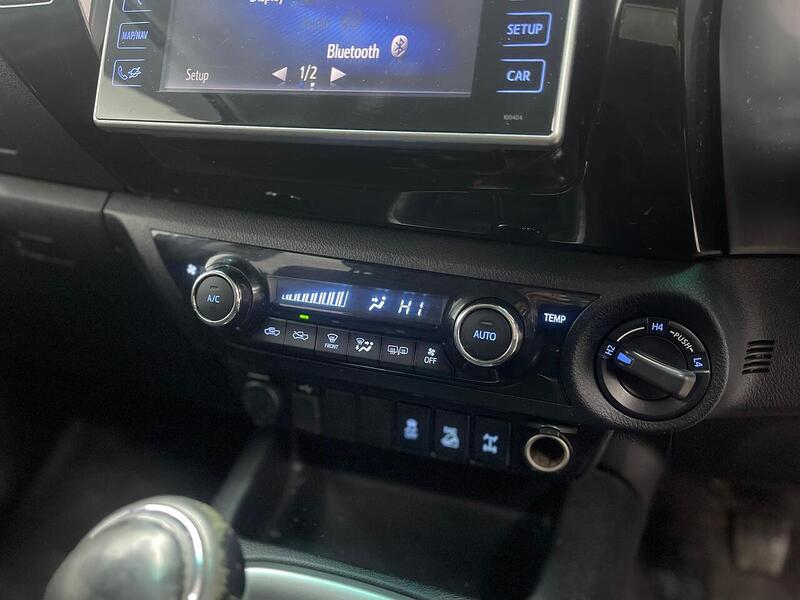 Toyota Hilux 2.4 D-4D Invincible 4WD Euro 6 4dr (TSS, 3.5t) - U251